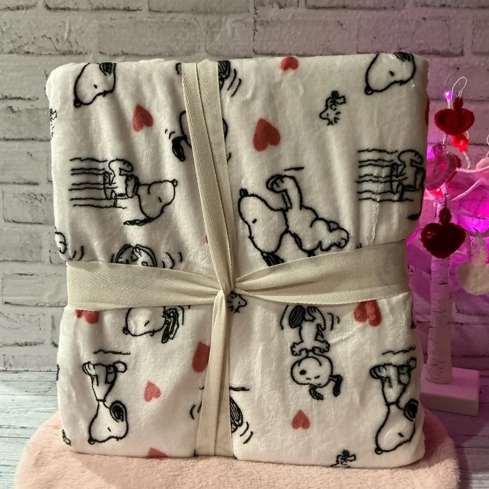 Peanuts VelvetSoft Full/Queen Size Snoopy Poses & Paws Valentines Day Blanket